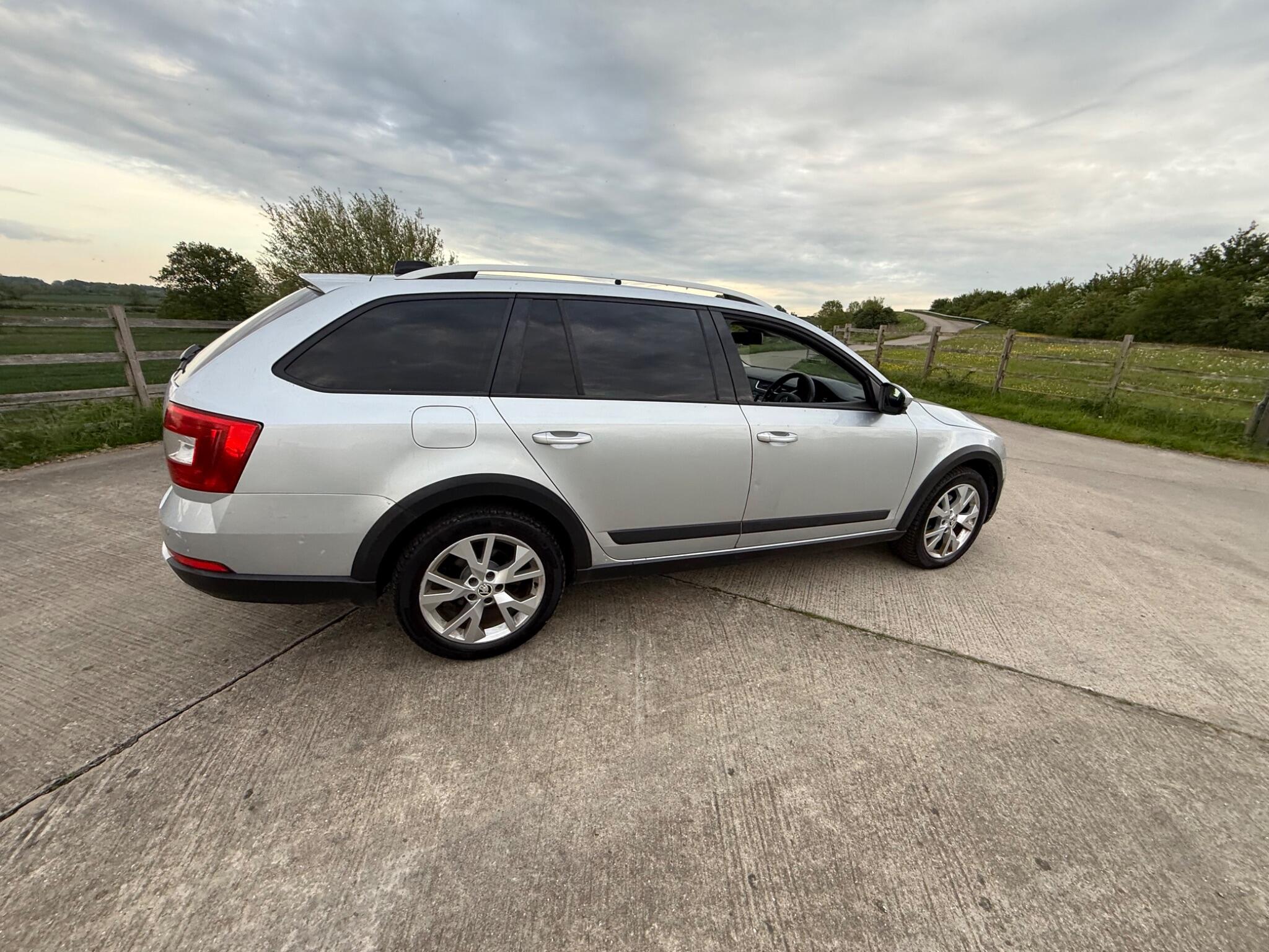 Skoda Octavia 2.0 TDI Scout 4WD Euro 6 (s/s) 5dr — photo 37 of 50